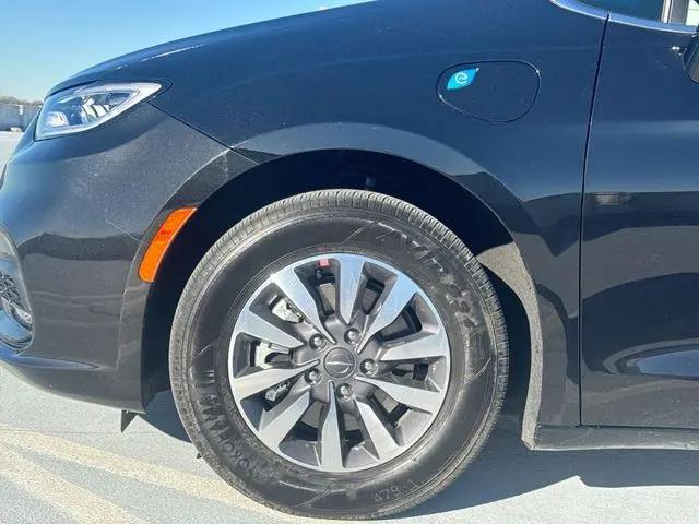 2025 Chrysler Pacifica Hybrid Select