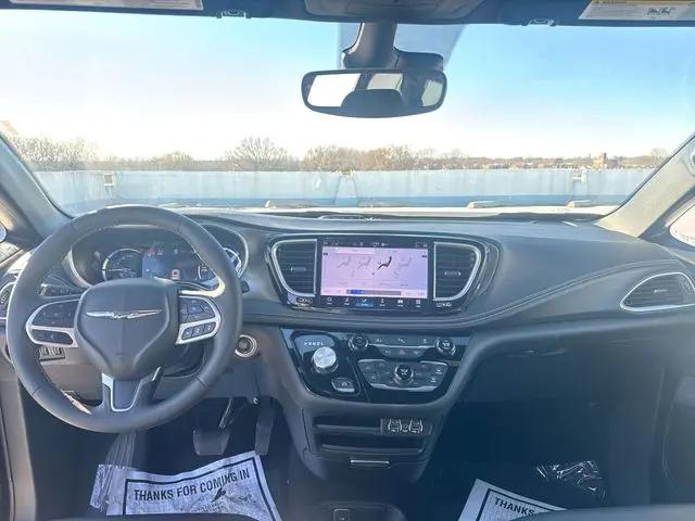 2025 Chrysler Pacifica Hybrid Select