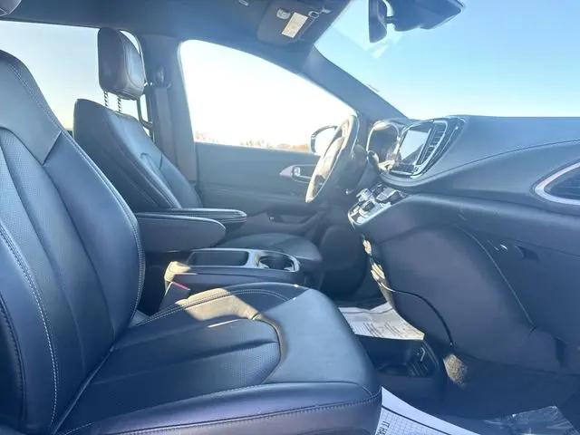 2025 Chrysler Pacifica Hybrid Select
