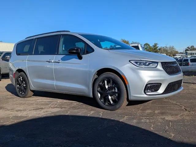 2026 Chrysler Pacifica Select AWD