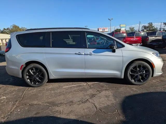 2026 Chrysler Pacifica Select AWD