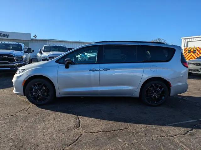 2026 Chrysler Pacifica Select AWD
