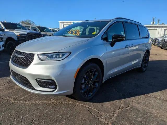 2026 Chrysler Pacifica Select AWD