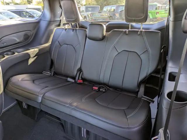 2026 Chrysler Pacifica Select AWD