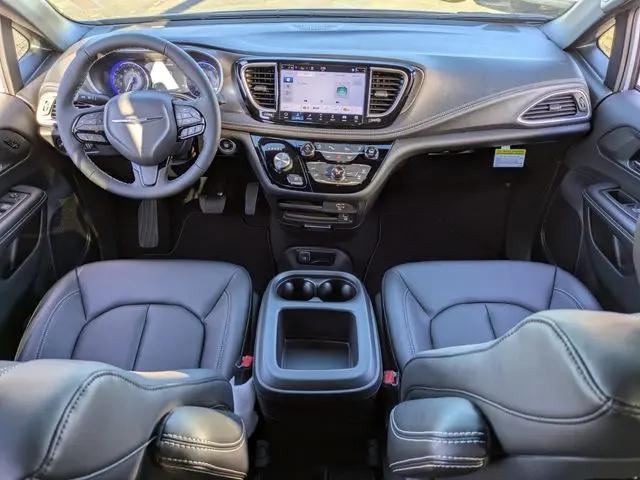 2026 Chrysler Pacifica Select AWD