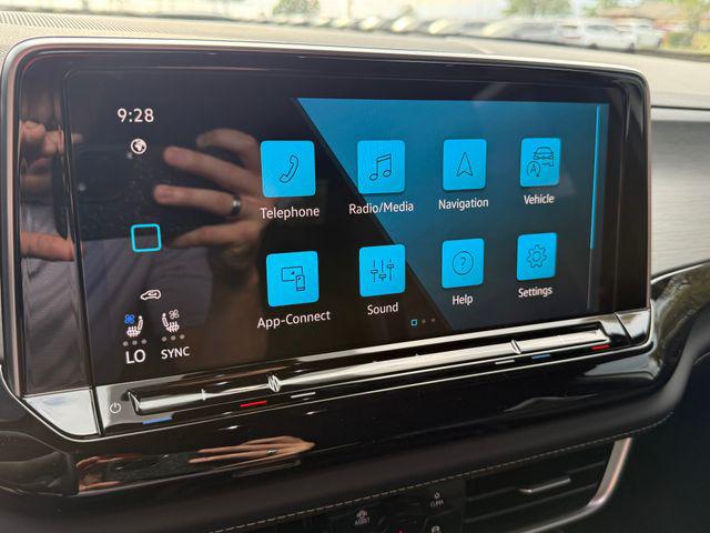 2026 Volkswagen Atlas Cross Sport SE with Technology