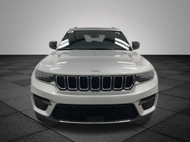 2025 Jeep Grand Cherokee Laredo X 4x4