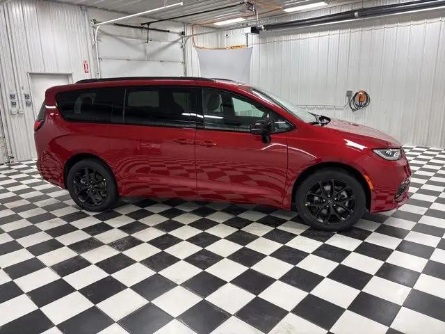 2026 Chrysler Pacifica Select AWD