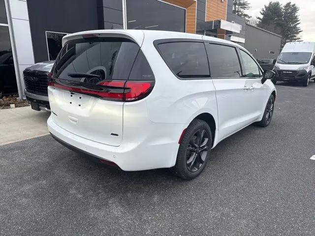 2026 Chrysler Pacifica Select AWD