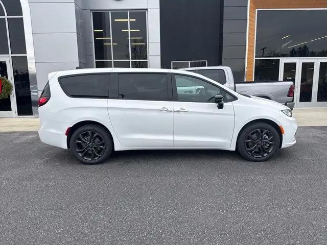 2026 Chrysler Pacifica Select AWD