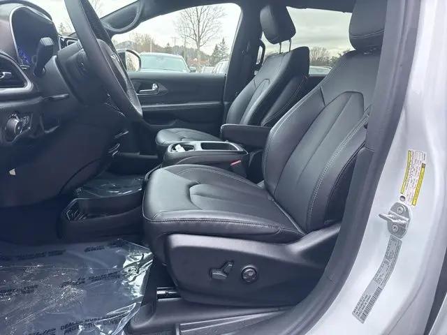 2026 Chrysler Pacifica Select AWD