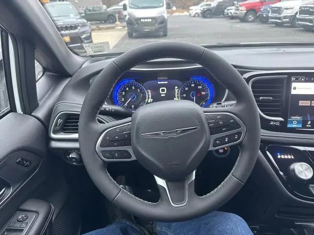 2026 Chrysler Pacifica Select AWD