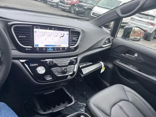 2026 Chrysler Pacifica Select AWD