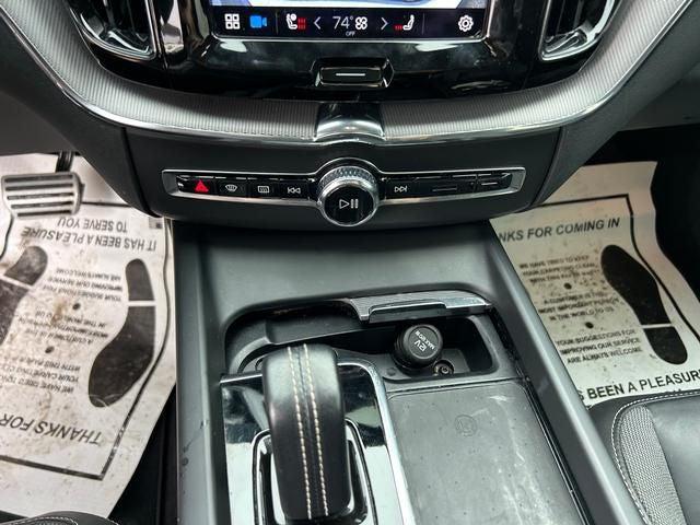 2022 Volvo XC60 Recharge T8 R-Design Extended Range