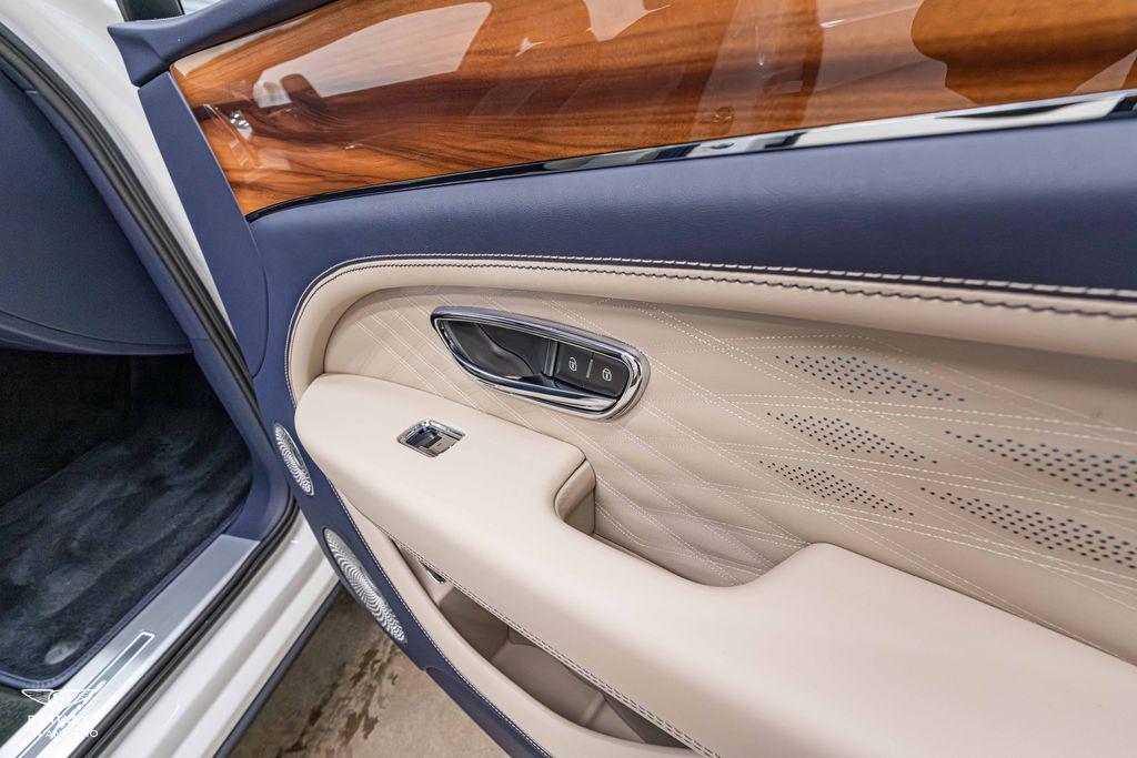 2025 Bentley Bentayga - Photo 28