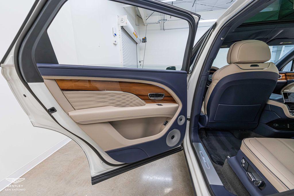 2025 Bentley Bentayga - Photo 33