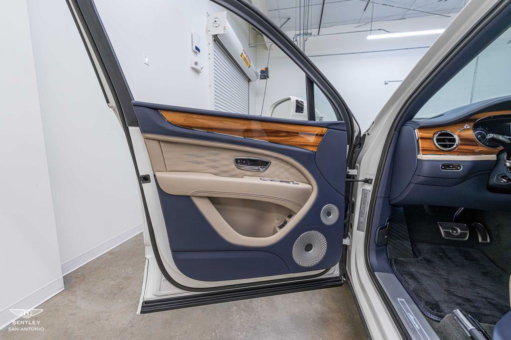 2025 Bentley Bentayga - Photo 36