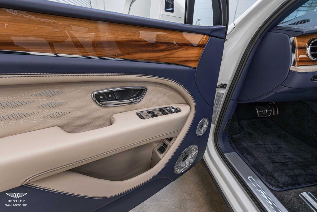 2025 Bentley Bentayga - Photo 38