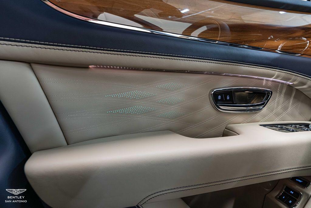 2025 Bentley Bentayga - Photo 52