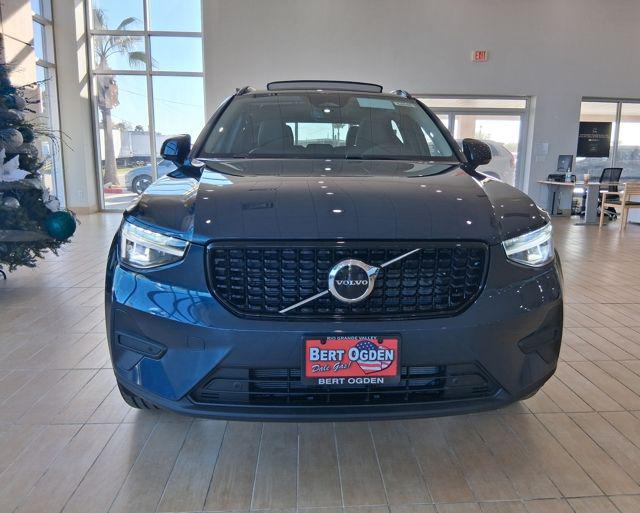 2026 Volvo XC40 Core, B5 AWD Gas (mild hybrid), Dark