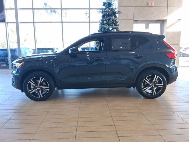2026 Volvo XC40 Core, B5 AWD Gas (mild hybrid), Dark