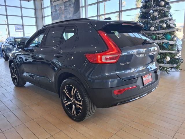 2026 Volvo XC40 Core, B5 AWD Gas (mild hybrid), Dark