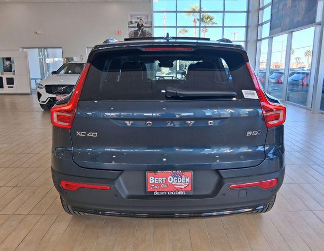 2026 Volvo XC40 Core, B5 AWD Gas (mild hybrid), Dark