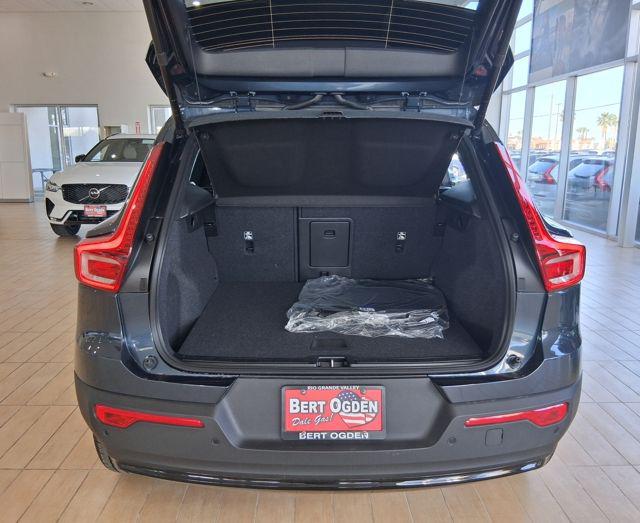 2026 Volvo XC40 Core, B5 AWD Gas (mild hybrid), Dark