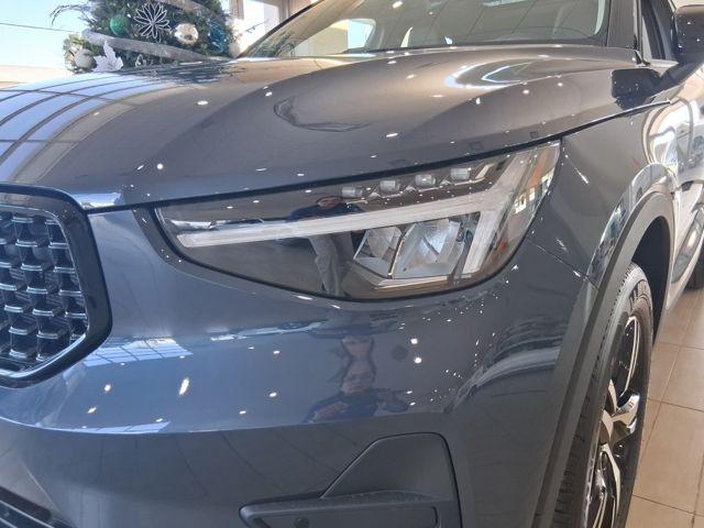 2026 Volvo XC40 Core, B5 AWD Gas (mild hybrid), Dark