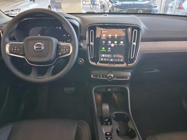 2026 Volvo XC40 Core, B5 AWD Gas (mild hybrid), Dark