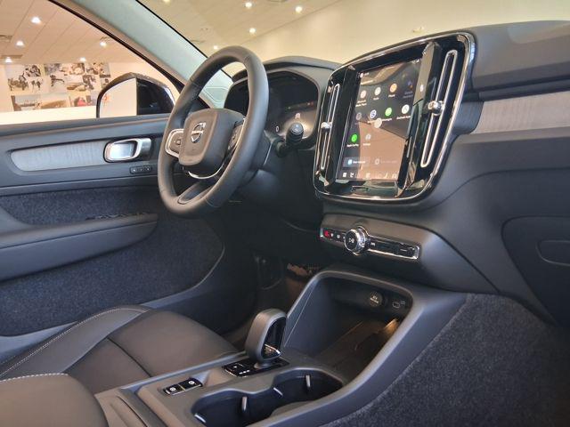 2026 Volvo XC40 Core, B5 AWD Gas (mild hybrid), Dark