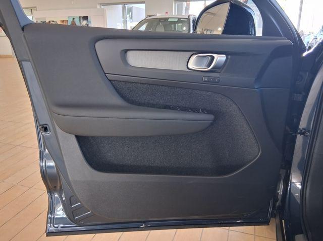 2026 Volvo XC40 Core, B5 AWD Gas (mild hybrid), Dark