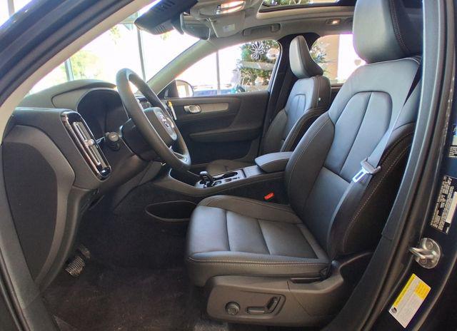 2026 Volvo XC40 Core, B5 AWD Gas (mild hybrid), Dark