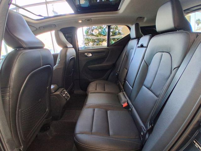 2026 Volvo XC40 Core, B5 AWD Gas (mild hybrid), Dark