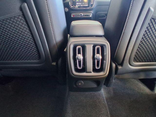2026 Volvo XC40 Core, B5 AWD Gas (mild hybrid), Dark