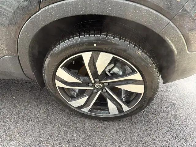 2026 Volvo XC40 Plus, B5 AWD Gas (mild hybrid), Dark