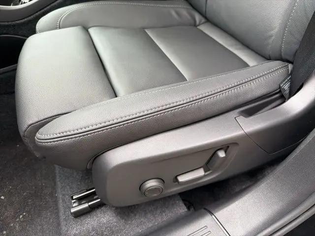 2026 Volvo XC40 Plus, B5 AWD Gas (mild hybrid), Dark