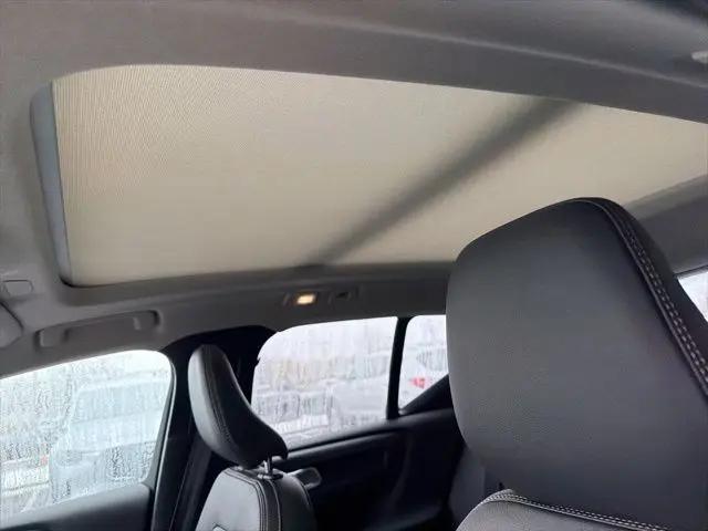 2026 Volvo XC40 Plus, B5 AWD Gas (mild hybrid), Dark