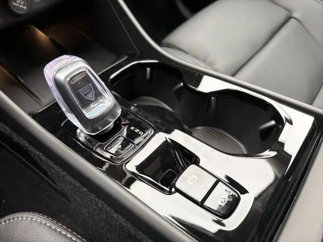 2026 Volvo XC40 Plus, B5 AWD Gas (mild hybrid), Dark