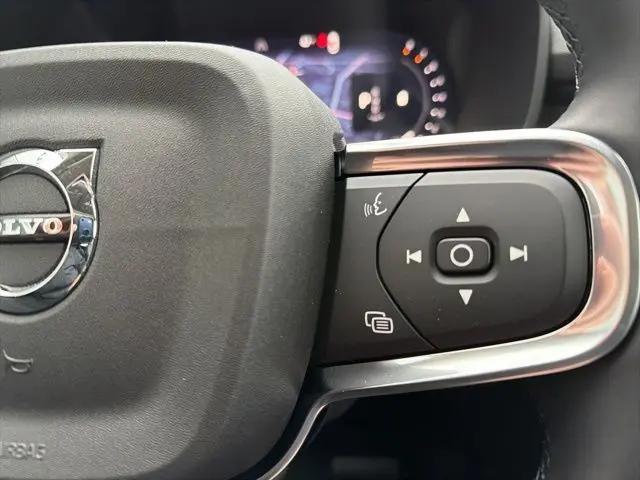 2026 Volvo XC40 Plus, B5 AWD Gas (mild hybrid), Dark