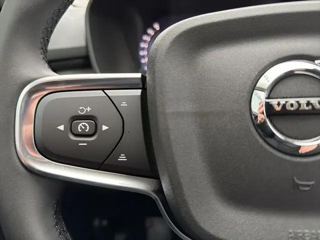 2026 Volvo XC40 Plus, B5 AWD Gas (mild hybrid), Dark