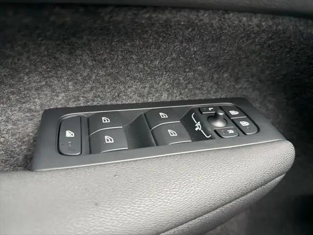2026 Volvo XC40 Plus, B5 AWD Gas (mild hybrid), Dark