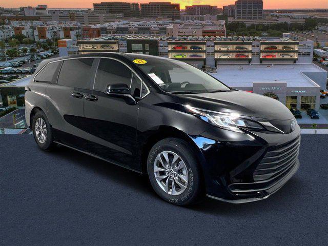 2022 Toyota Sienna LE 2022 Toyota Sienna LE