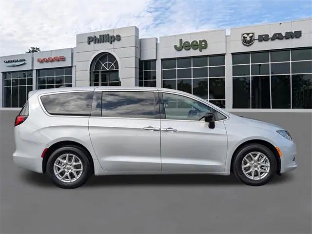 2024 Chrysler Voyager LX