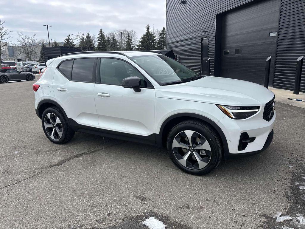 /2025 Volvo XC40