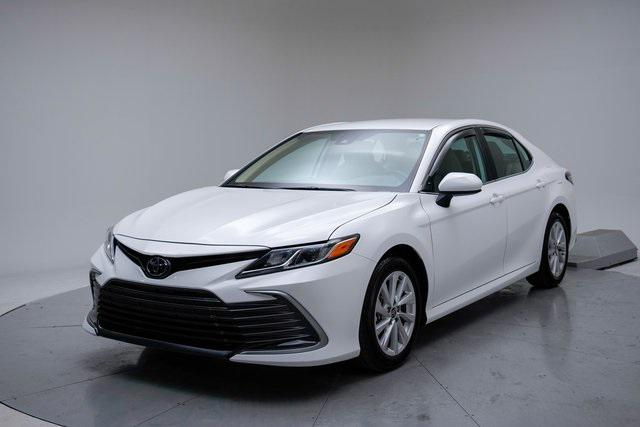 2022 Toyota Camry LE's photo