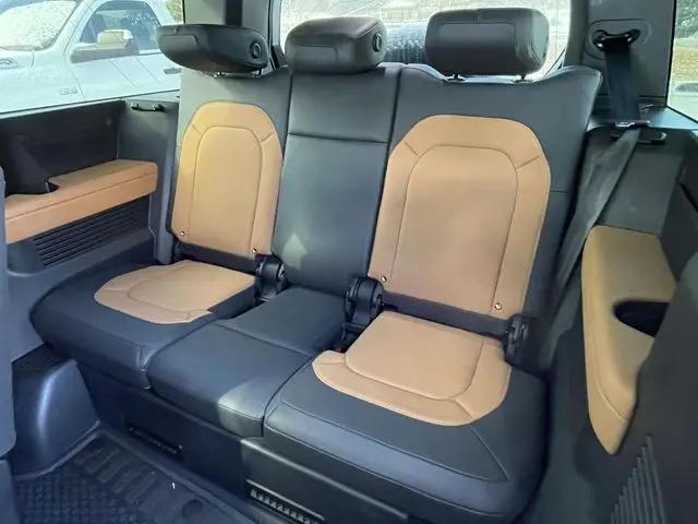 2023 Land Rover Defender 130 X-Dynamic SE
