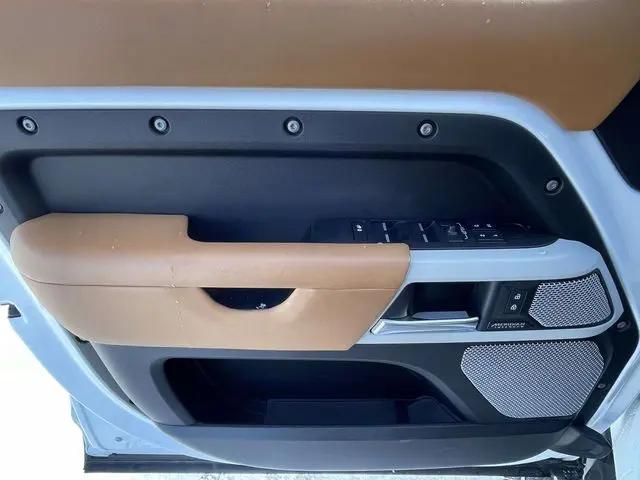 2023 Land Rover Defender 130 X-Dynamic SE