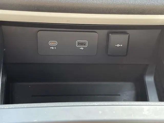 2023 Land Rover Defender 130 X-Dynamic SE