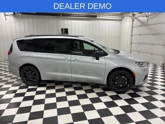 2026 Chrysler Pacifica Select AWD for sale in Rochester, MN